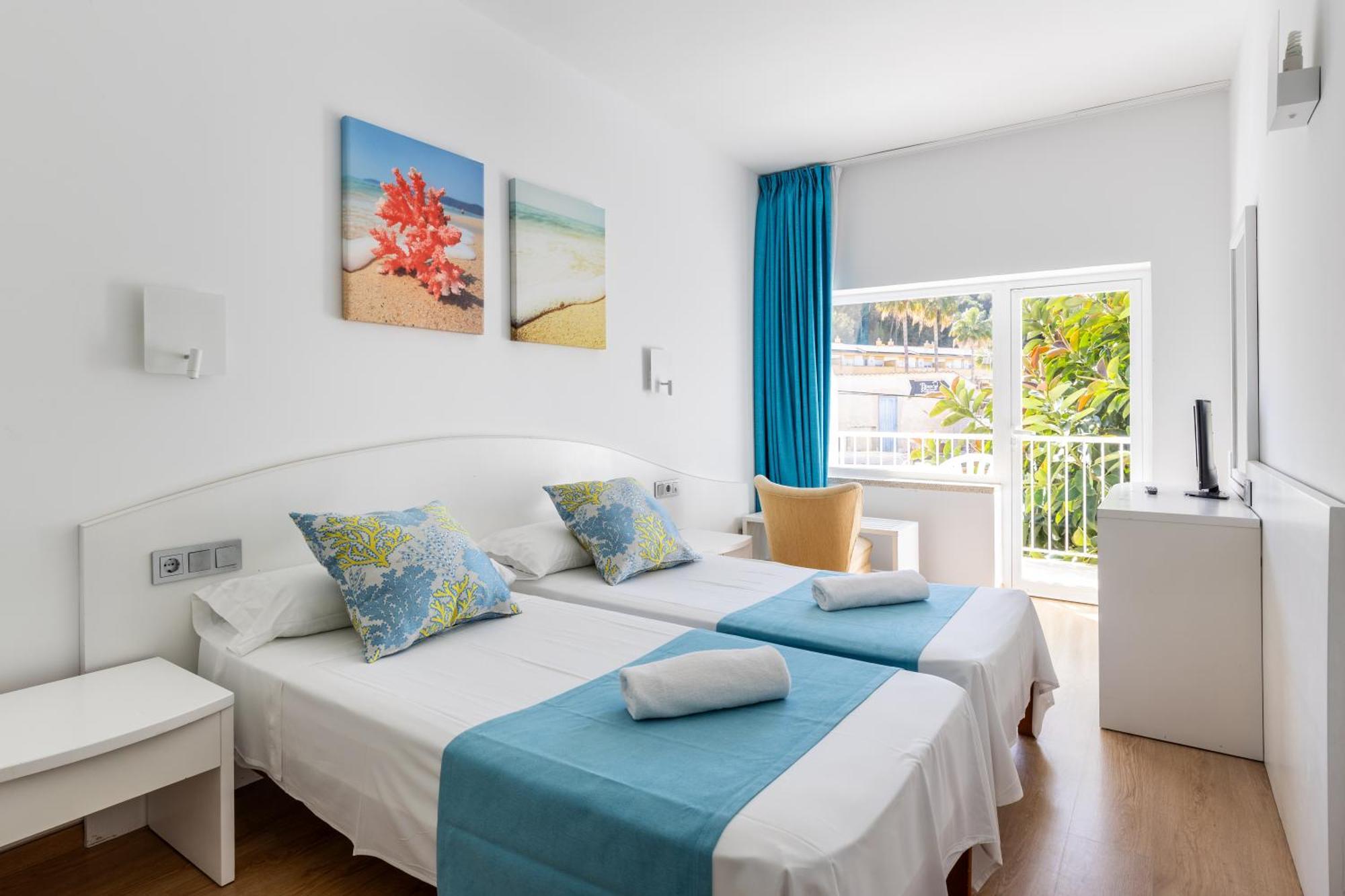 Hostal Neptuno Peguera Bagian luar foto