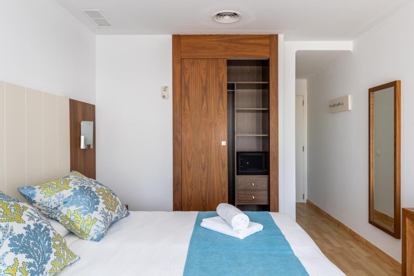 Hostal Neptuno Peguera Bagian luar foto