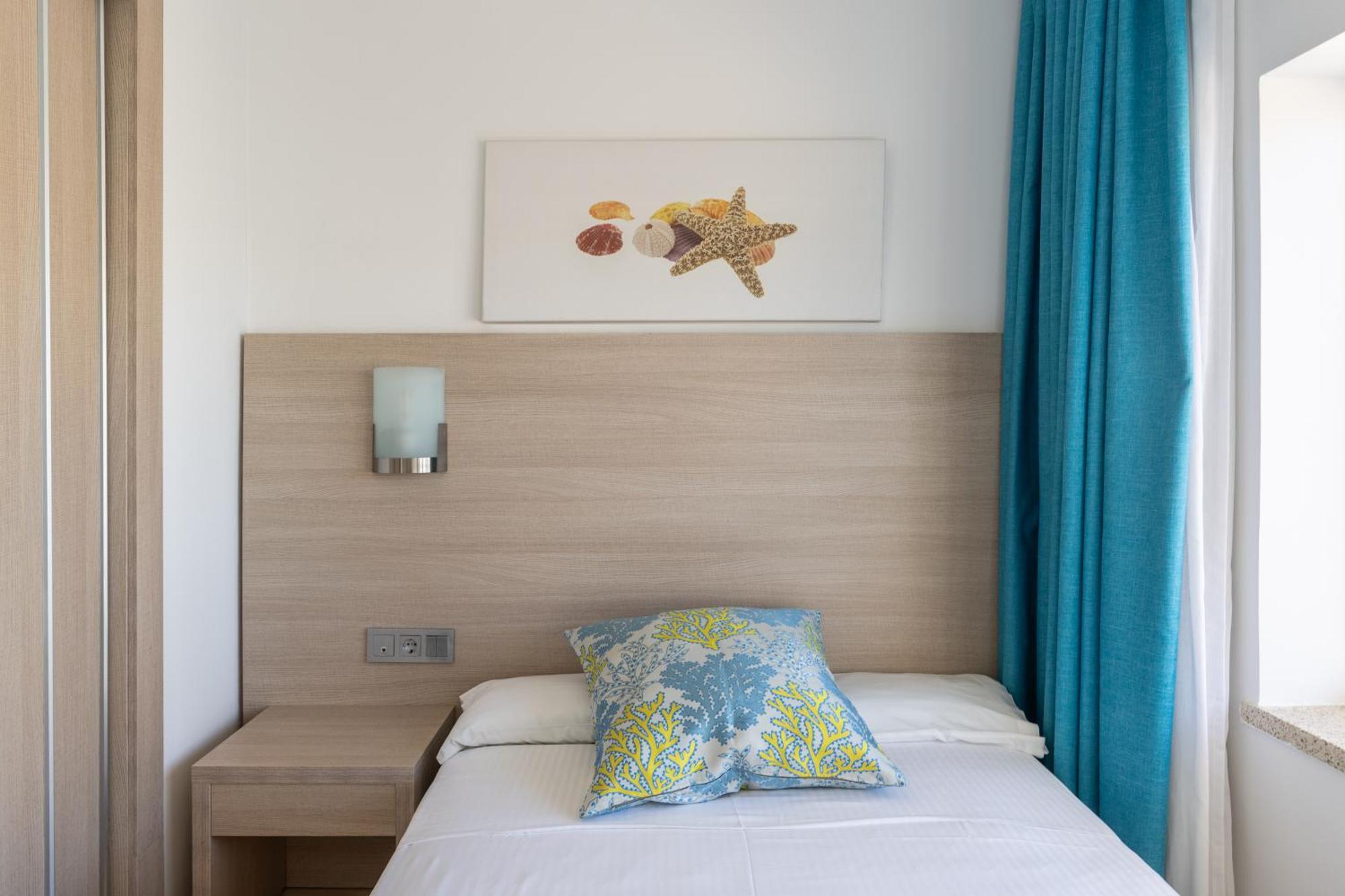 Hostal Neptuno Peguera Bagian luar foto
