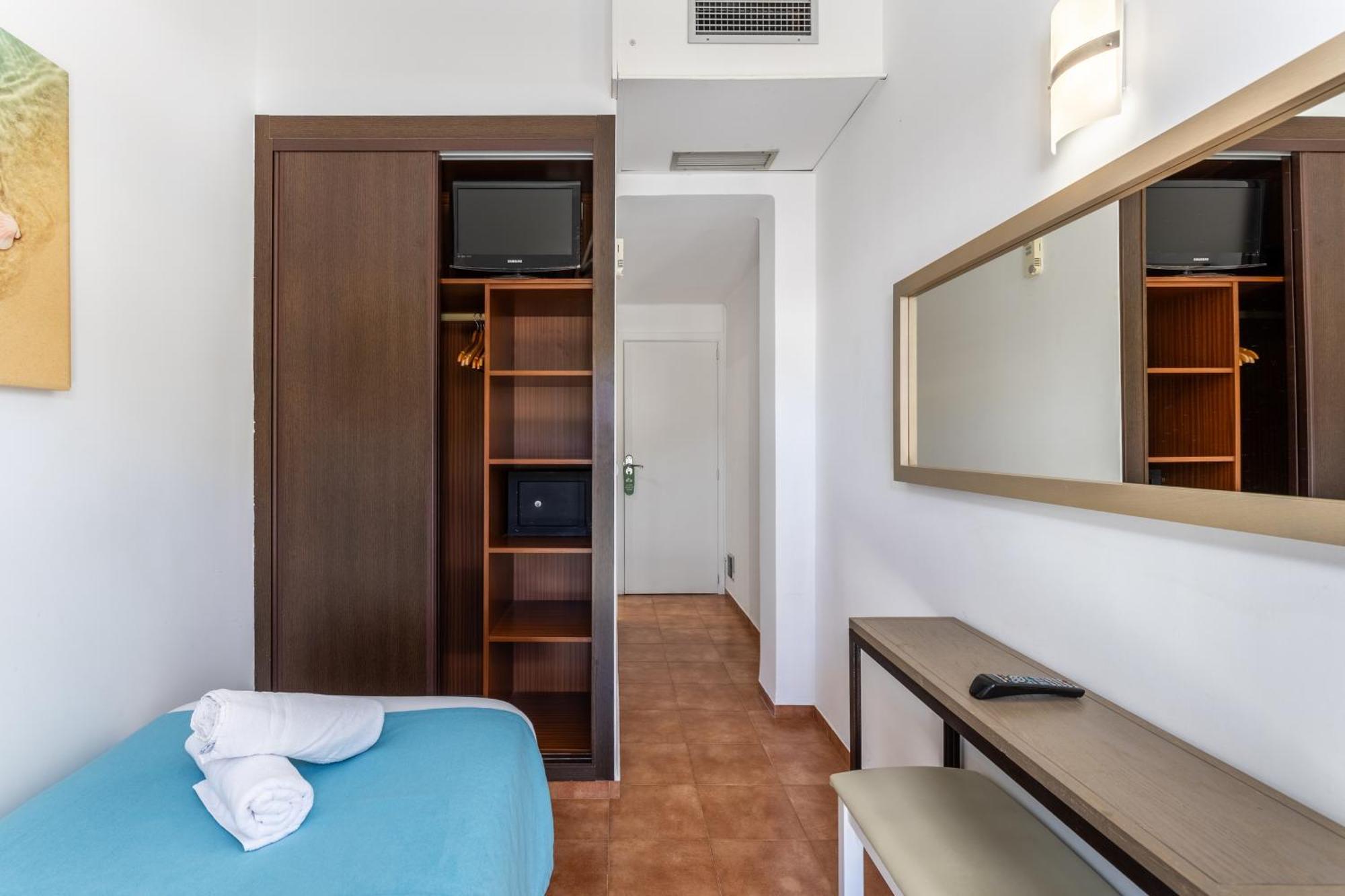 Hostal Neptuno Peguera Bagian luar foto